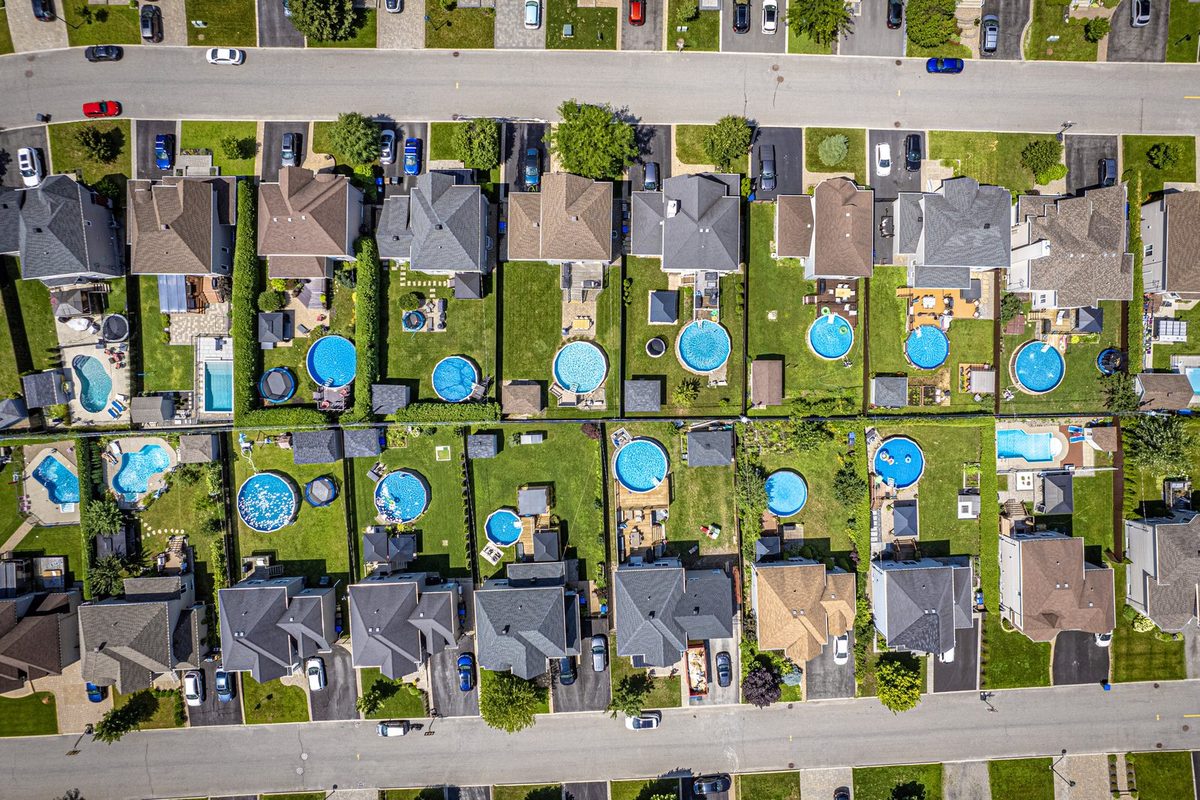 Row of similar single-family houses on a US residential street, the kind of homes that serve as comparable sales