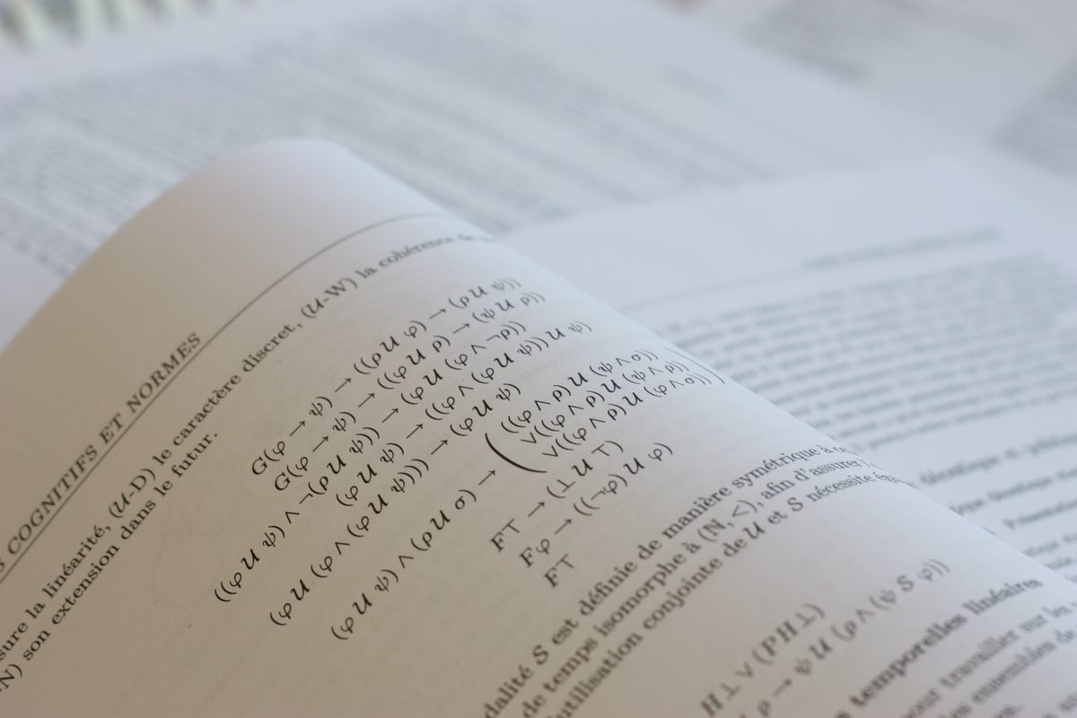 Rapport d'estimation immobilière imprimé posé sur un bureau, une main suit du doigt la liste numérotée des sources en bas de page