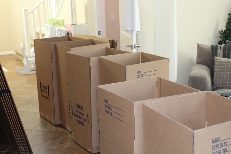 Zwei Personen unterschreiben am Tisch die Unterlagen zur Aufteilung eines Hauses nach der Scheidung