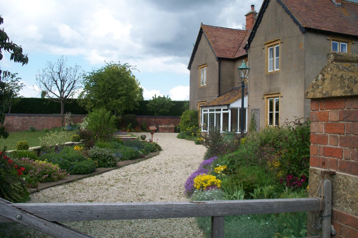 Ancienne maison de famille avec jardin et volets clos, le bien à estimer entre héritiers lors d'une succession