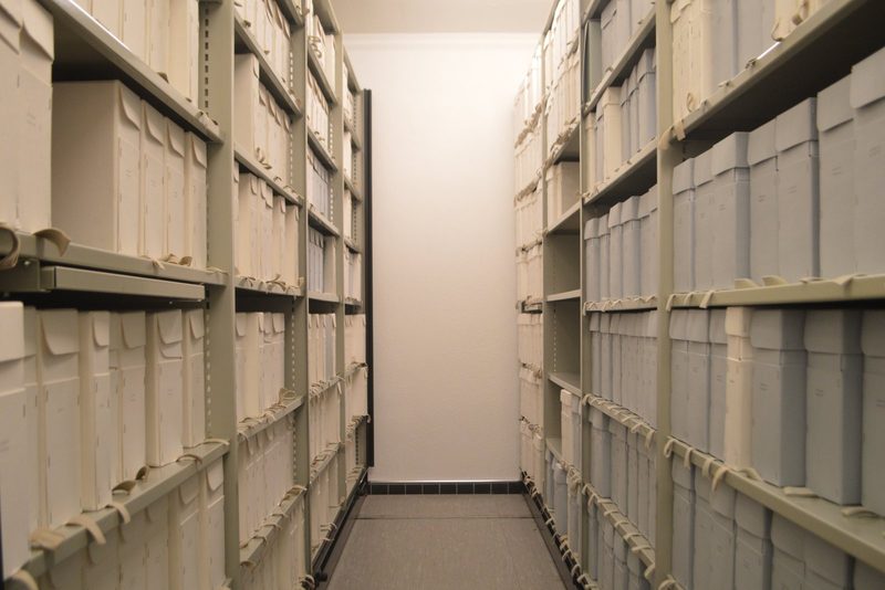 Alte Urkunde mit Siegel und handschriftlichen Eintragungen, Sinnbild für Grundbuch und Grundbuchauszug