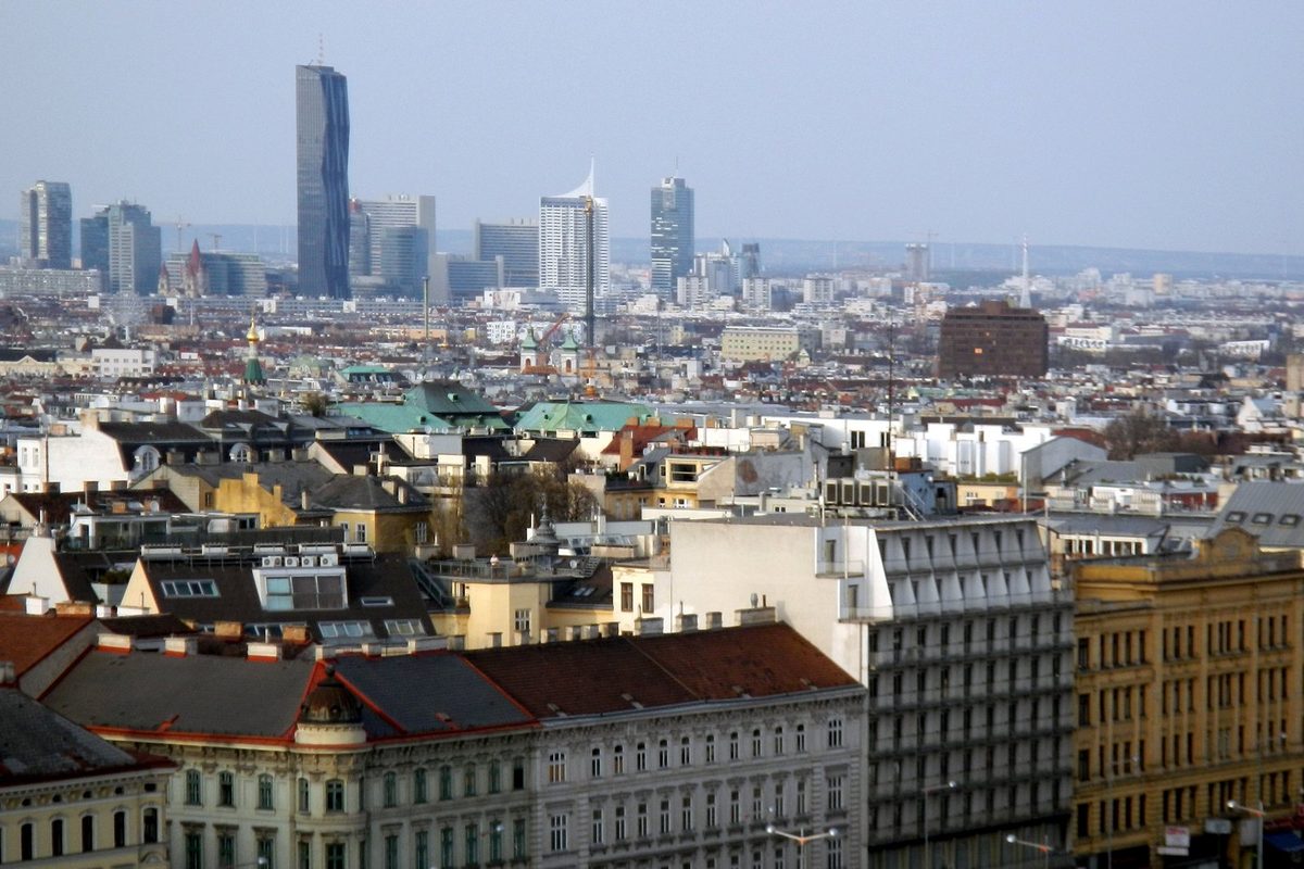 Dächer und Fassaden eines österreichischen Wohnviertels von oben, Wohnflächen, für die Statistik Austria Quadratmeterpreise je Bezirk erhebt