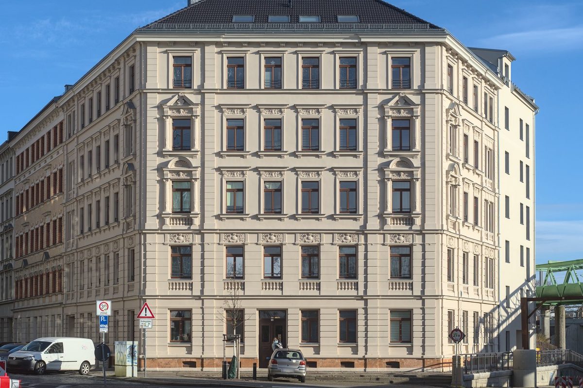Saniertes Gründerzeit-Mehrfamilienhaus an einer Leipziger Straßenecke, fünf Geschosse mit Stuckfassade, typisches Objekt einer Anlageentscheidung