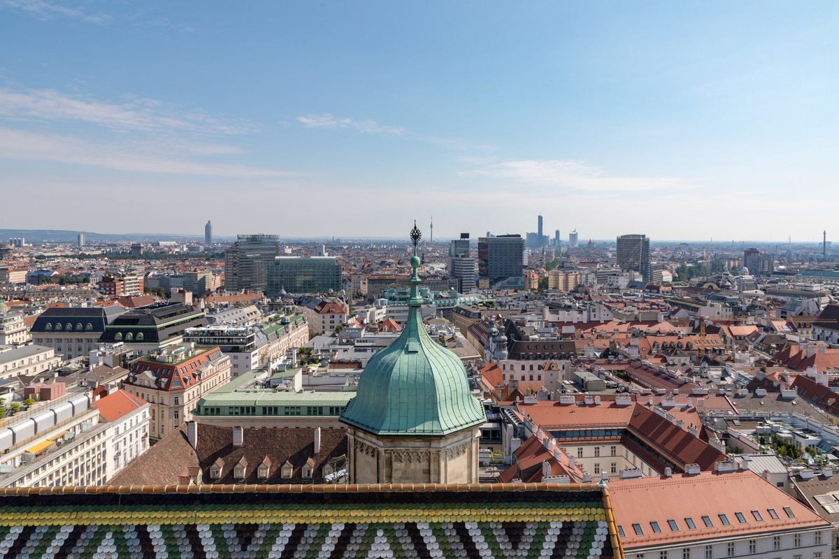 Blick über die Dächer der Wiener Innenstadt mit dem Stephansdom, dem teuersten Bezirk Wiens