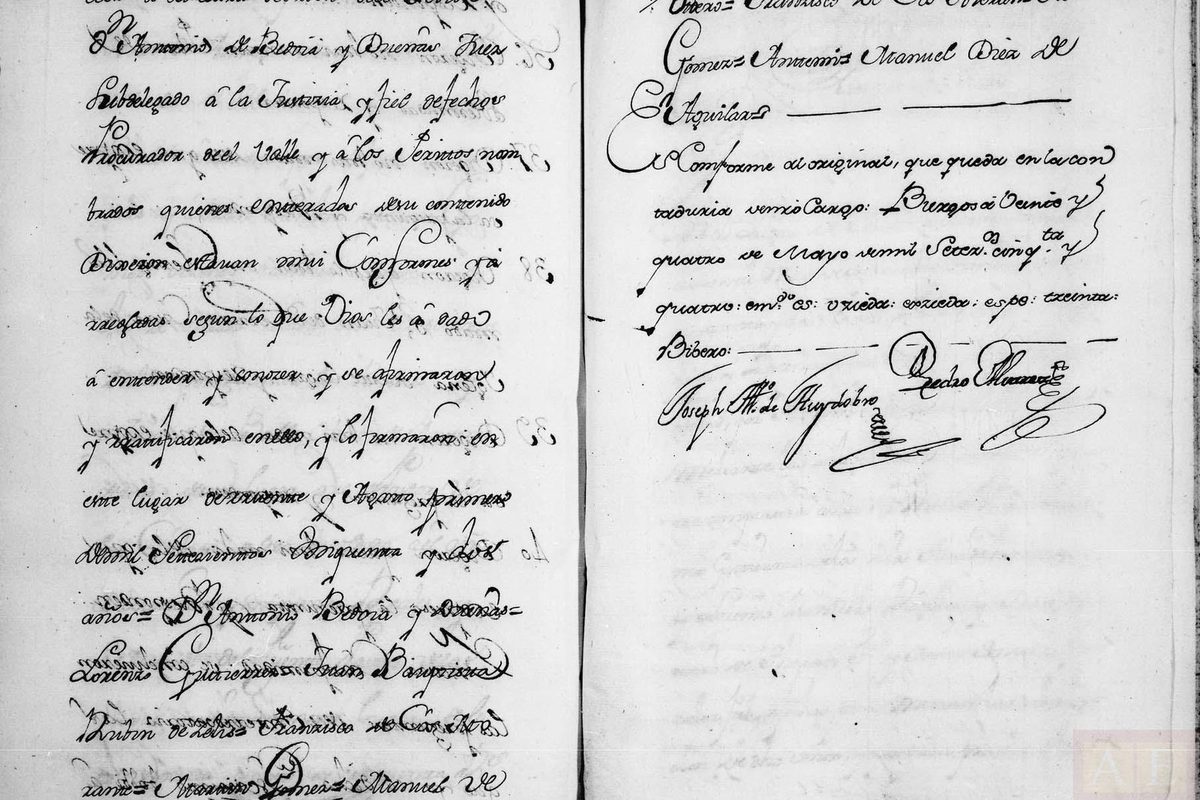 Persona revisando documentos de su vivienda en un portátil, con papeles y las llaves de casa sobre la mesa