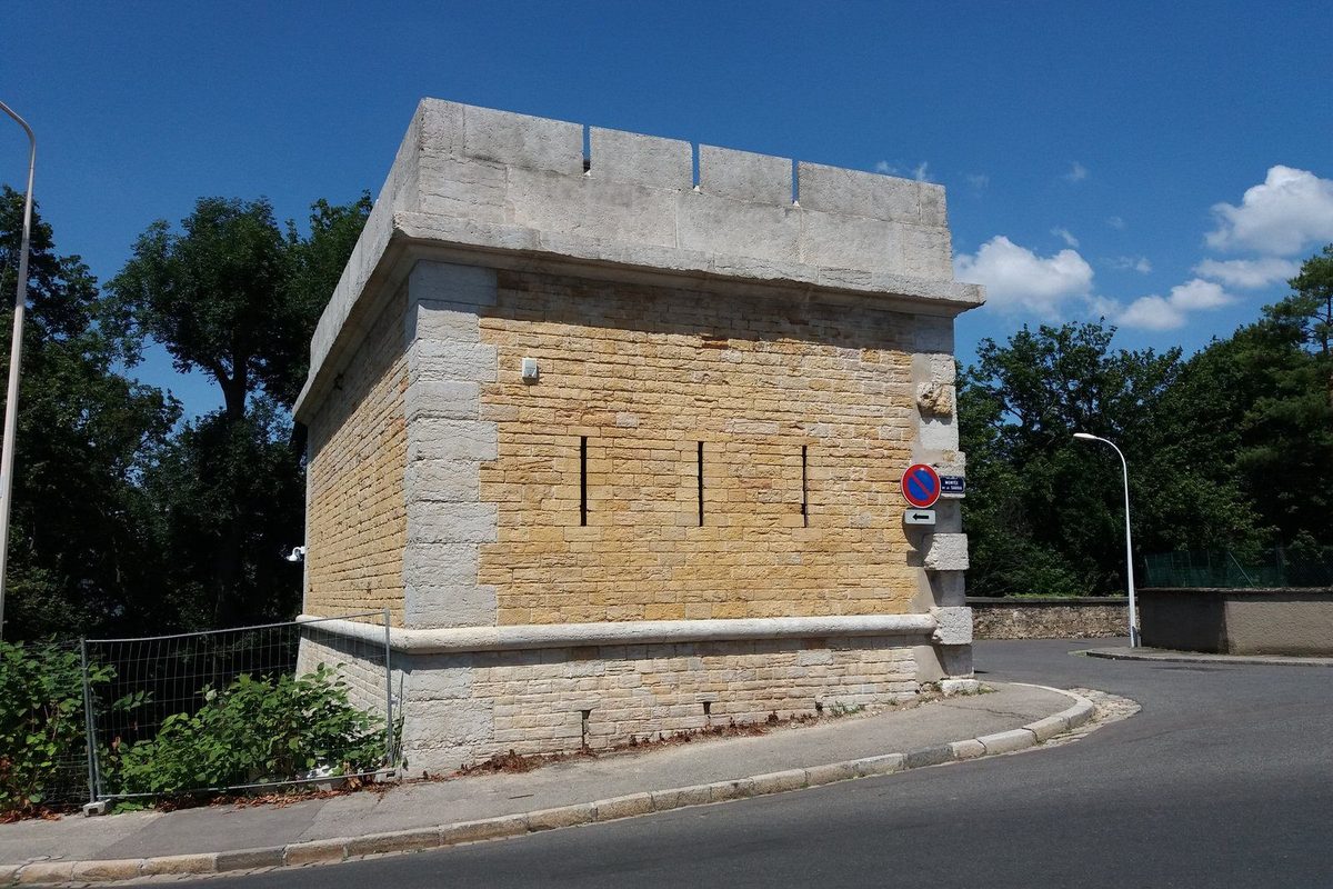Maison individuelle en pierre dorée à l'angle d'une rue de Lyon, toit plat et chaînages d'angle clairs, bien ancien soumis aux frais de notaire