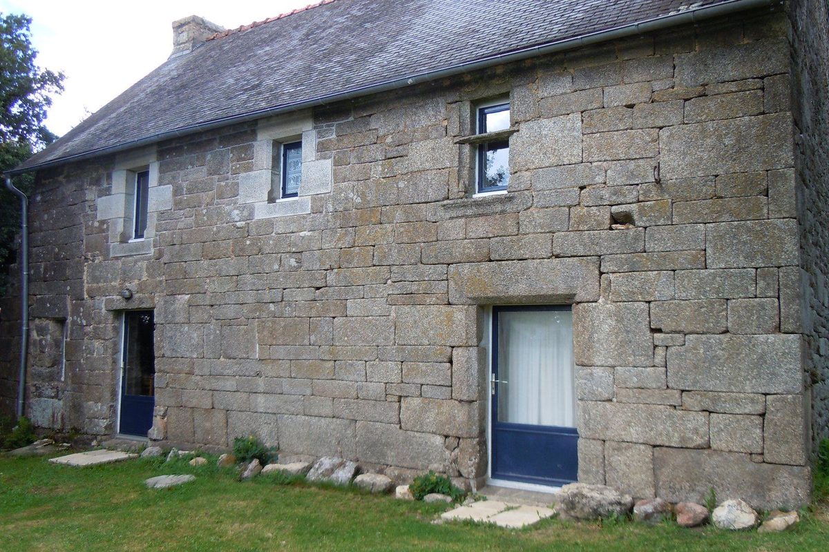 Maison individuelle en pierre avec jardin dans un village français, type de bien dont le prix médian au m² change selon la commune