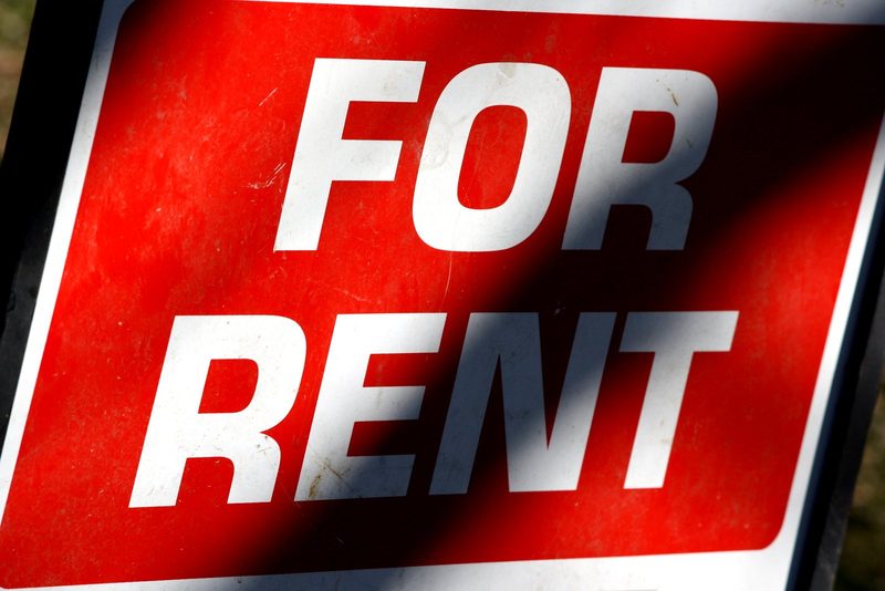 Umzugskartons in einer leeren Wohnung mit Parkettboden, Sinnbild für die Entscheidung zwischen Vermieten und Verkaufen